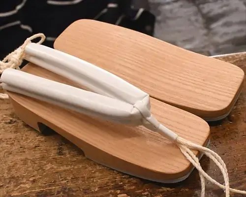 白木大右近に白色合皮花緒