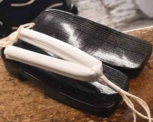 黒捌き大右近に白色合皮花緒