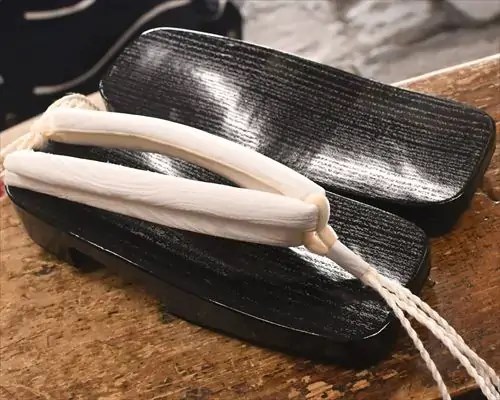 黒捌き大右近に白色ジャガード花緒