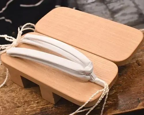 白木大角に白革花緒