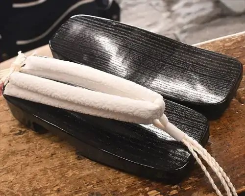 黒捌き大右近に白色罠ビロード花緒