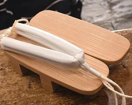 白木芳町に白色合皮花緒