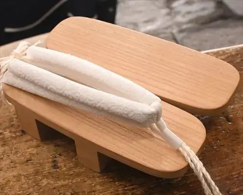 白木芳町に白色罠ビロード花緒