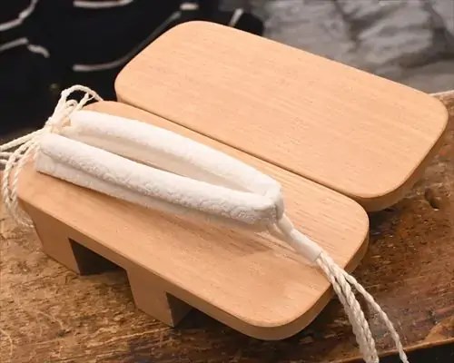 白木大角に白色罠ビロード花緒