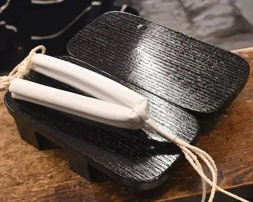 黒捌き大角に白色合皮花緒