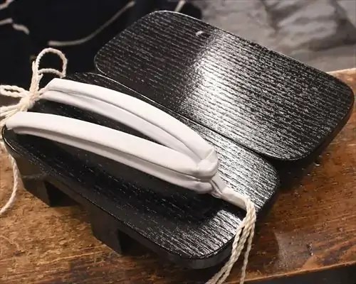 黒捌き大角に白革花緒