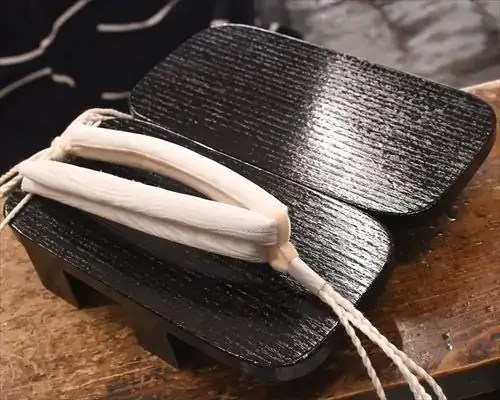 黒捌き大角に白色ジャガード花緒