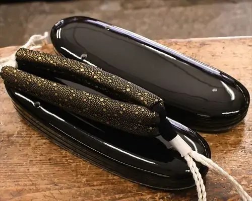 万能草履・黒にあられ柄西陣金襴花緒