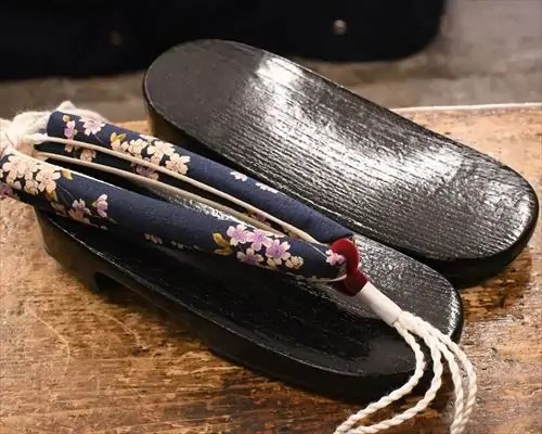 黒捌き相右近に花柄花緒