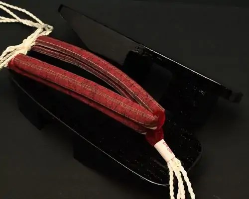 相千両・黒捌きに遠州綿紬・縞花緒