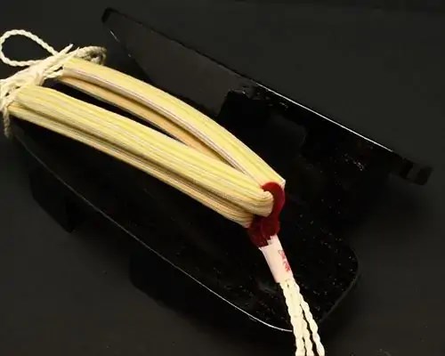 相千両・黒捌きに遠州綿紬・縞花緒