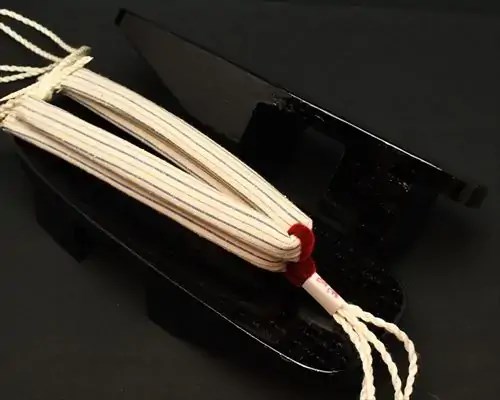 相千両・黒捌きに遠州綿紬・縞花緒