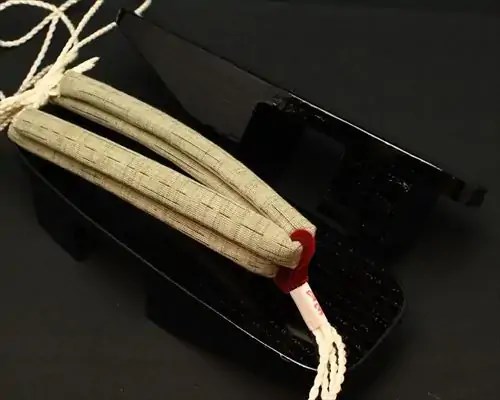 相千両・黒捌きに遠州綿紬・とぎれ縞花緒