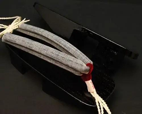 相千両・黒捌きに遠州綿紬・とぎれ縞花緒