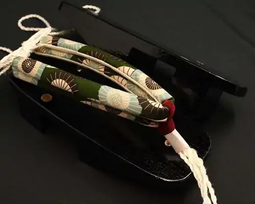相千両・黒捌きに蛇の目傘柄花緒