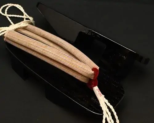相千両・黒捌きに遠州綿紬・なないろ花緒