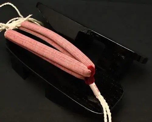 相千両・黒捌きに遠州綿紬・なないろ花緒