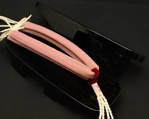 相千両・黒捌きに遠州綿紬・なないろ花緒