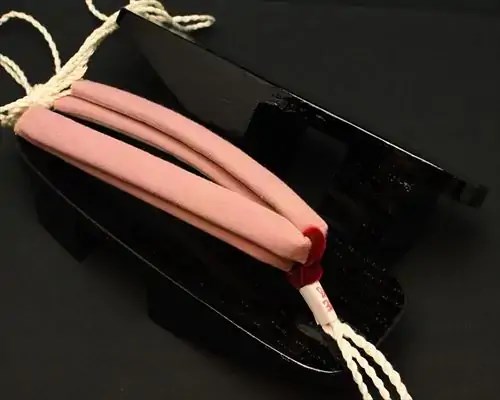 相千両・黒捌きに遠州綿紬・無地花緒