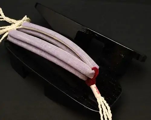 相千両・黒捌きに遠州綿紬・無地花緒