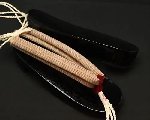 相右近・黒捌きに遠州綿紬・なないろ花緒