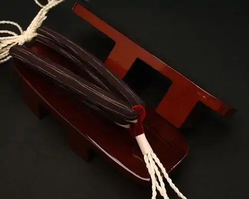 芳町・糸春雨に亀田縞花緒・赤ツボ