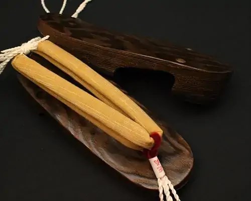 相右近・焼きに会津木綿花緒・赤ツボ