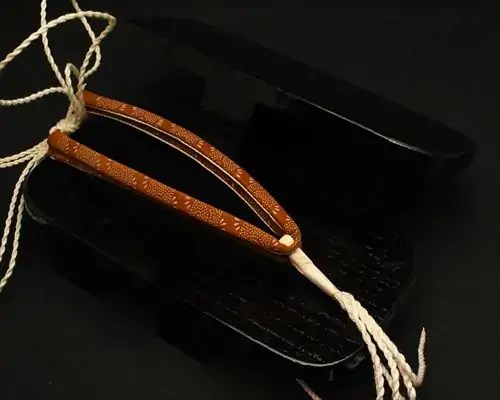 大角・黒捌きに爪唐草柄印伝花緒