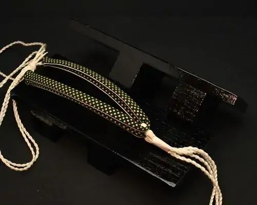 真角・黒捌きに市松柄印伝花緒