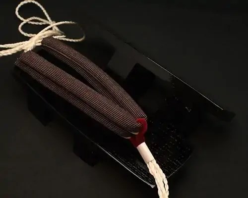 相三味・黒捌きに亀田縞花緒・赤ツボ