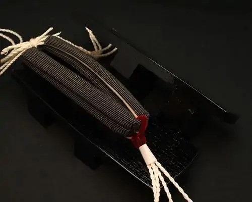 相三味・黒捌きに亀田縞花緒・赤ツボ