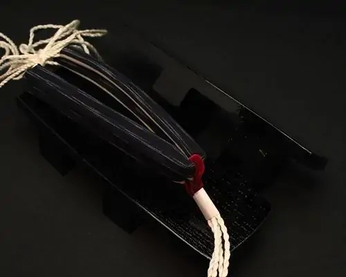 相三味・黒捌きに亀田縞花緒・赤ツボ