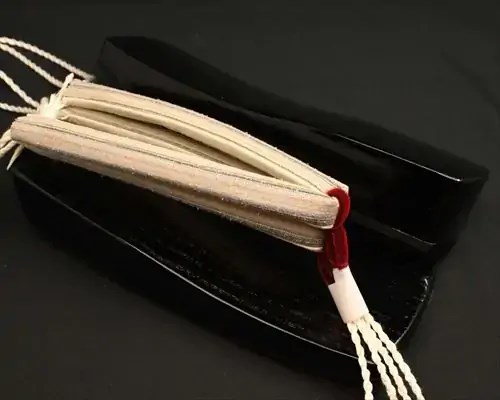 三味舟形・黒捌きに縞柄結城紬花緒