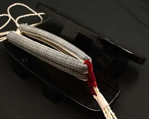 芳町・黒捌きに縞柄結城紬花緒