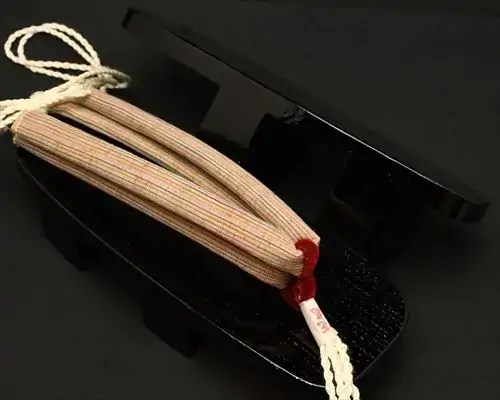 芳町・黒捌きに遠州綿紬・なないろ花緒