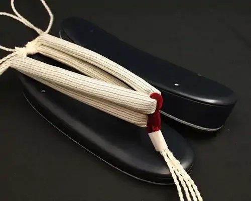 艶消し一枚芯合皮草履に縞柄結城紬花緒