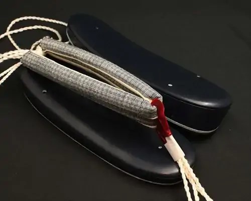 艶消し一枚芯合皮草履に縞柄結城紬花緒