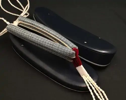 艶消し一枚芯合皮草履に網代柄結城紬花緒