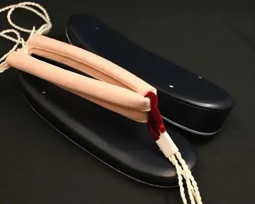 艶消し一枚芯合皮草履に結城紬花緒