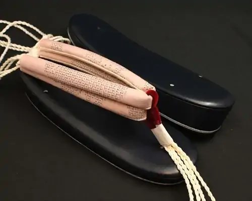 艶消し一枚芯合皮草履に亀甲結城紬花緒