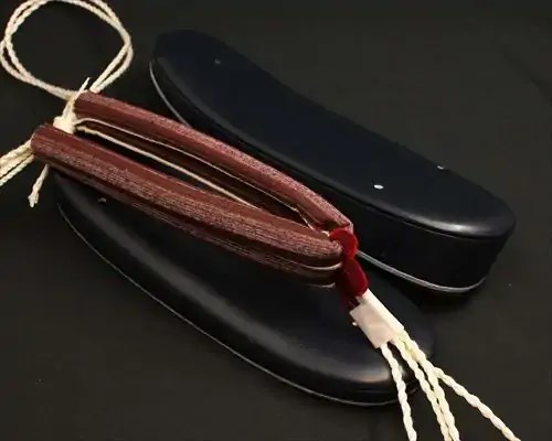 艶消し一枚芯合皮草履に縞柄結城紬花緒