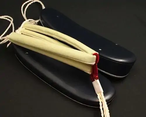 艶消し一枚芯合皮草履に結城紬花緒