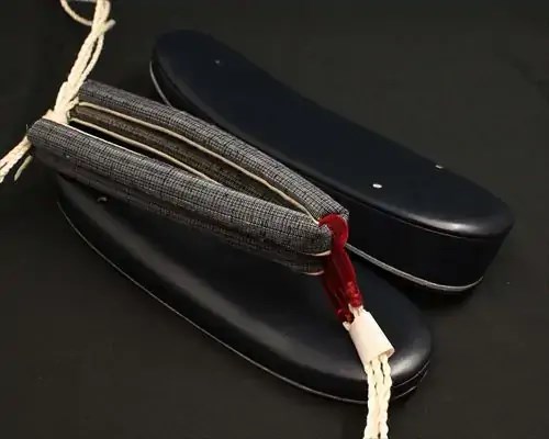 艶消し一枚芯合皮草履に縞柄結城紬花緒
