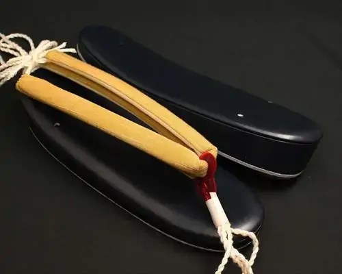 艶消し一枚芯合皮草履に会津木綿花緒・赤ツボ