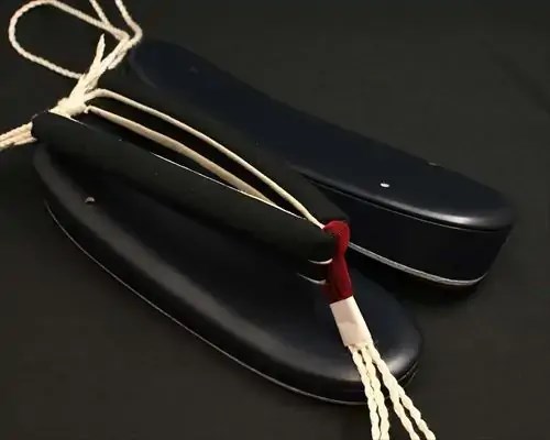 艶消し一枚芯合皮草履に会津木綿花緒・赤ツボ
