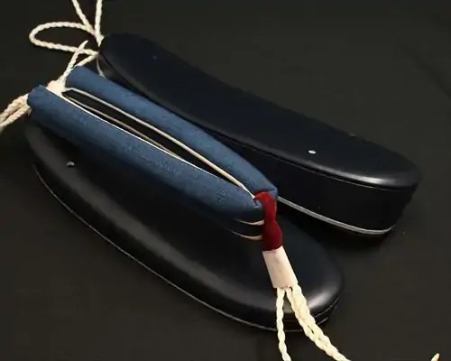 艶消し一枚芯合皮草履に会津木綿花緒・赤ツボ