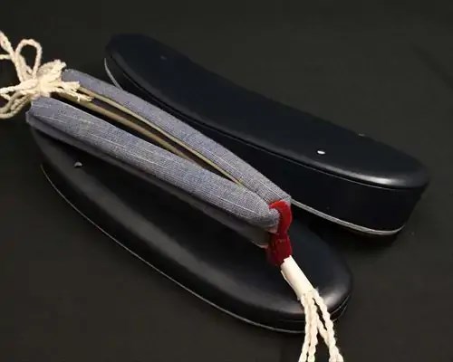 艶消し一枚芯合皮草履に会津木綿花緒・赤ツボ