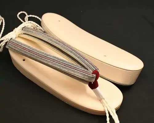 艶消し一枚芯合皮草履に亀田縞花緒