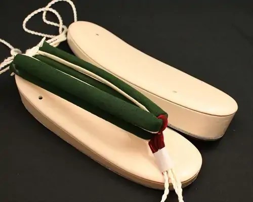 艶消し一枚芯合皮草履に会津木綿花緒・赤ツボ