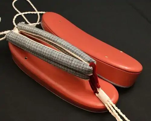 艶消し一枚芯合皮草履に縞柄結城紬花緒